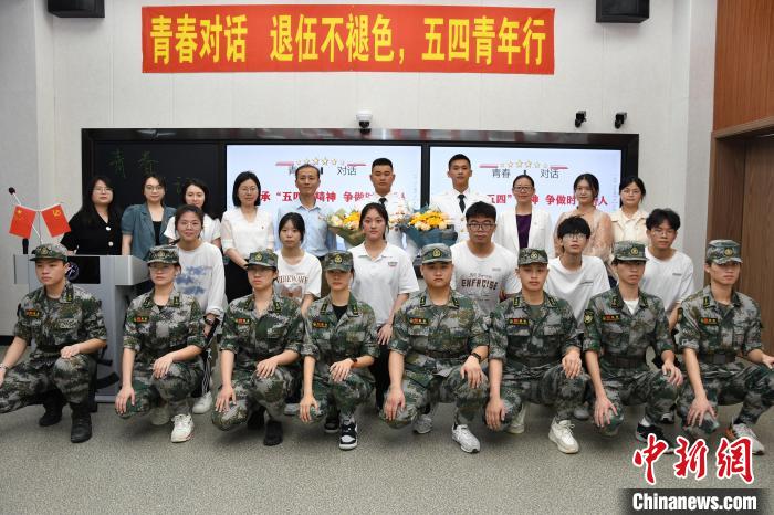 受邀功臣同師生代表合影?！≌闹菔型艘圮娙耸聞?wù)局供圖