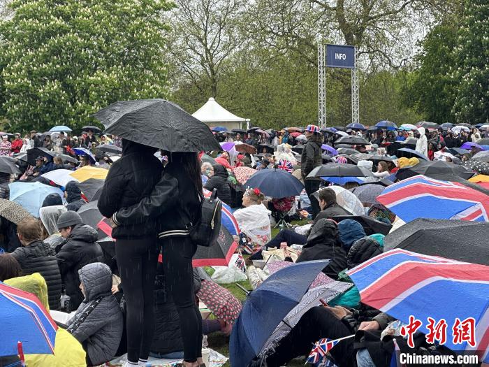 當?shù)貢r間5月6日，英國國王查爾斯三世的加冕儀式舉行。民眾雨中觀看儀式?！W陽開宇 攝