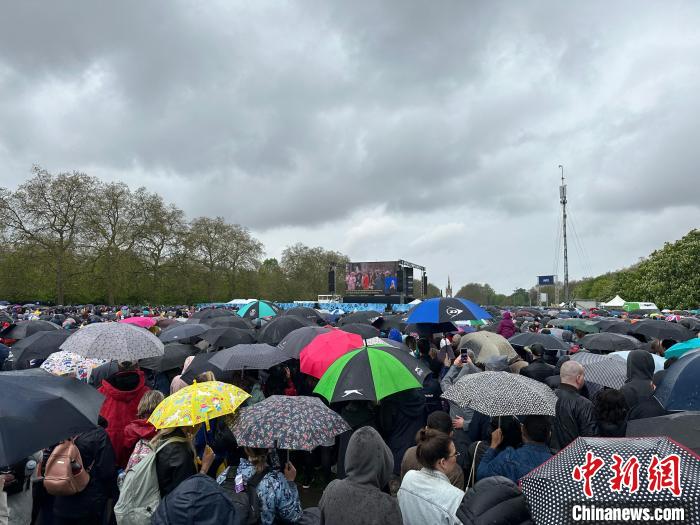 當?shù)貢r間5月6日，英國國王查爾斯三世的加冕儀式舉行。民眾雨中觀看儀式?！W陽開宇 攝