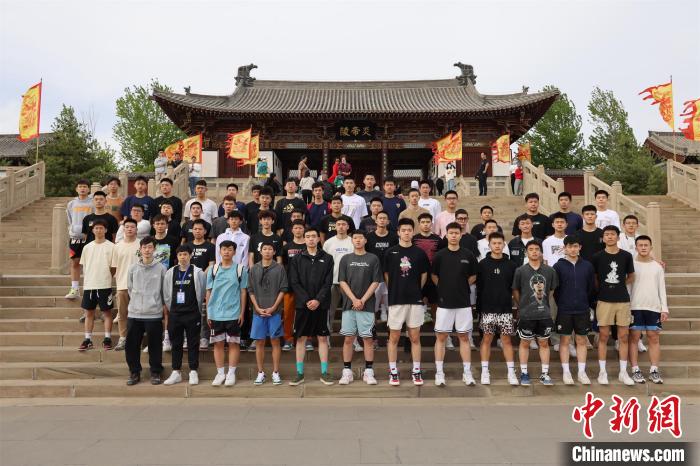 比賽結(jié)束后，兩岸學(xué)生參訪高平炎帝陵。　主辦方供圖