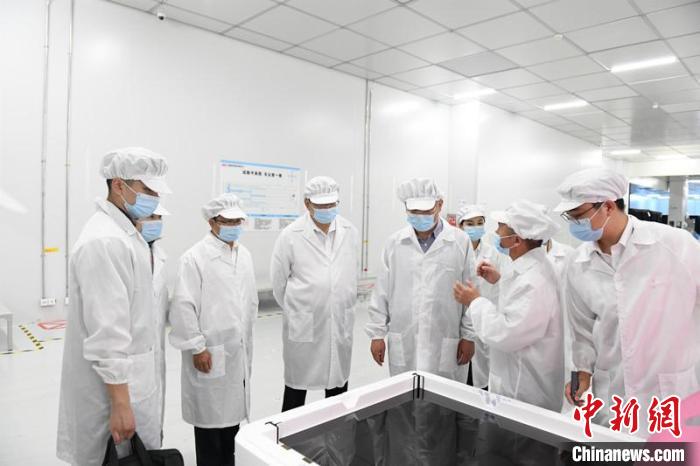 圖為蔡達(dá)峰一行在惠科電子(北海)科技產(chǎn)業(yè)園調(diào)研?！×趾?攝