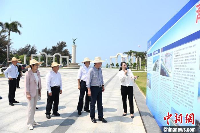 圖為蔡達(dá)峰一行了解北海銀灘景區(qū)改造提升工程情況?！×趾?攝