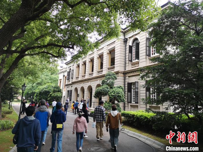 新階層人士參觀英國(guó)駐滬領(lǐng)事館?！》队畋?攝