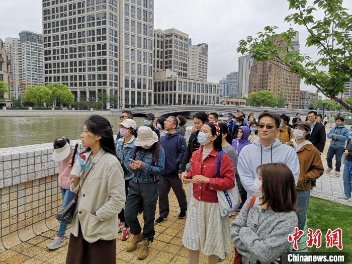 新階層人士走讀黃浦蘇州河沿岸?！》队畋?攝