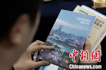 參展觀眾閱讀浙江文旅手冊(cè)。　丁振哲 攝