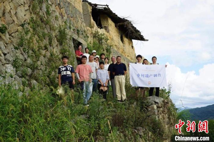 杜曉帆與該中心教師團(tuán)隊(duì)調(diào)研足跡遍布全中國(guó)各省市800多個(gè)城鄉(xiāng)聚落、文化景觀等?！?fù)旦大學(xué)國(guó)土與文化資源研究中心供圖
