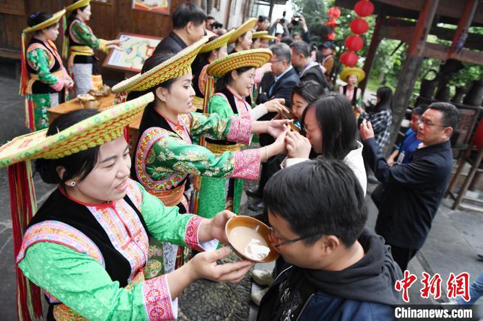 楓香瑤寨村民用攔門酒熱情迎接客人?！钊A峰 攝