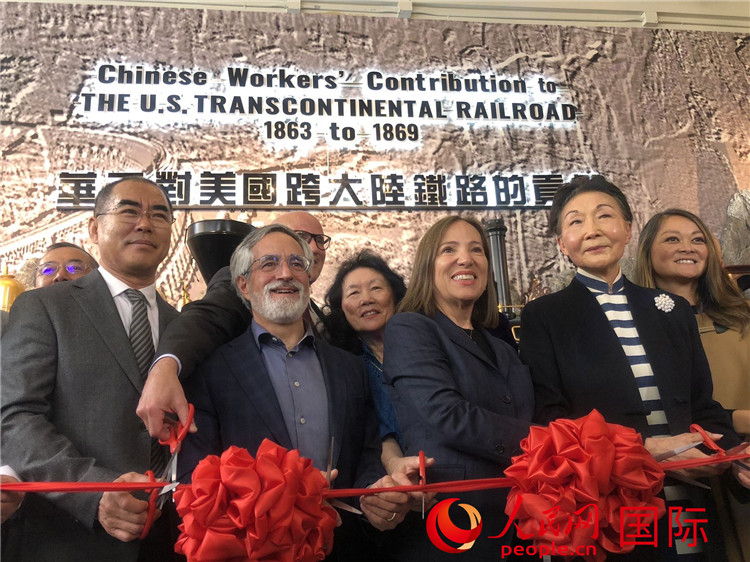 圖為（從右到左）方李邦琴、加州副州長(zhǎng)康依蓮、舊金山市議長(zhǎng)佩斯金、中國(guó)駐舊金山副總領(lǐng)事潘慶江在剪彩。人民網(wǎng)記者 鄧圩攝