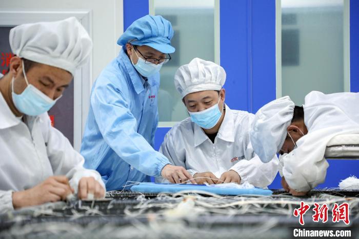 中國電科研究人員開展半剛性太陽電池陣相關(guān)研究測試?！≈袊娍?供圖