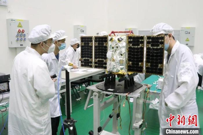 圖為大連1號(hào)—連理衛(wèi)星試驗(yàn)中。　大連理工大學(xué)供圖