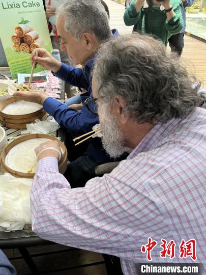 外交官們體驗(yàn)做立夏餅?！∪A東師范大學(xué)供圖