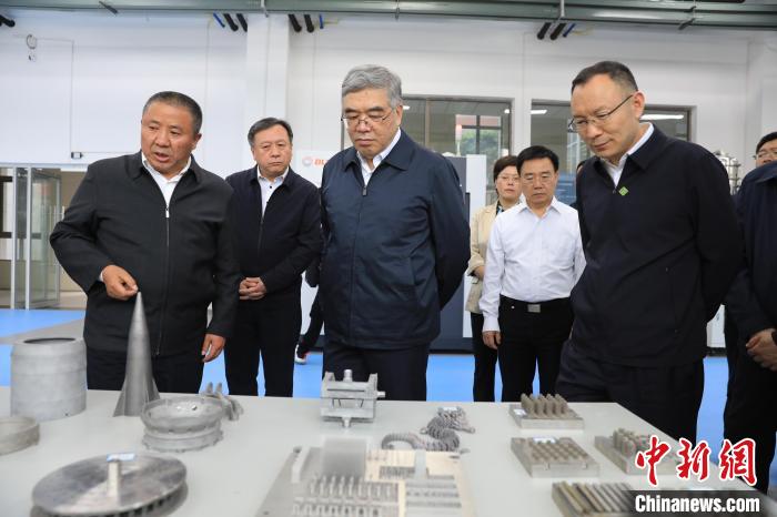 民進(jìn)中央常務(wù)副主席朱永新率調(diào)研組赴四川開展重點考察調(diào)研。圖為在四川工程職業(yè)技術(shù)學(xué)院考察調(diào)研?！∶襁M(jìn)中央供圖