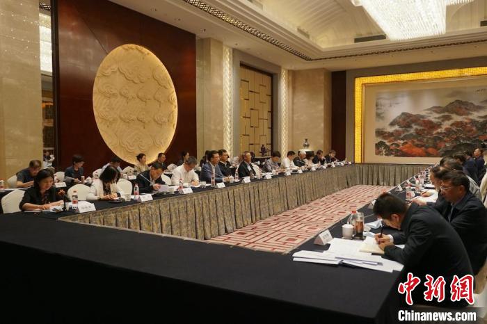 民進(jìn)中央主席蔡達(dá)峰近日率調(diào)研組赴江蘇開展重點考察調(diào)研。圖為在調(diào)研座談會現(xiàn)場?！∶襁M(jìn)中央供圖