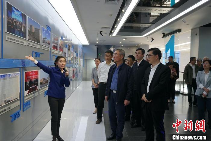 民進(jìn)中央主席蔡達(dá)峰近日率調(diào)研組赴江蘇開展重點考察調(diào)研。圖為在江陰實地考察雙良集團(tuán)有限公司?！O權(quán) 攝