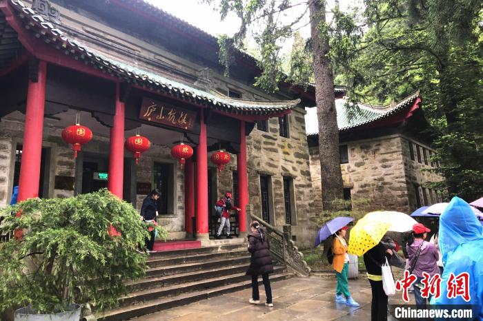 圖為在廬山抗戰(zhàn)博物館外，有不少等待參觀的游客?！蛆i泉 攝