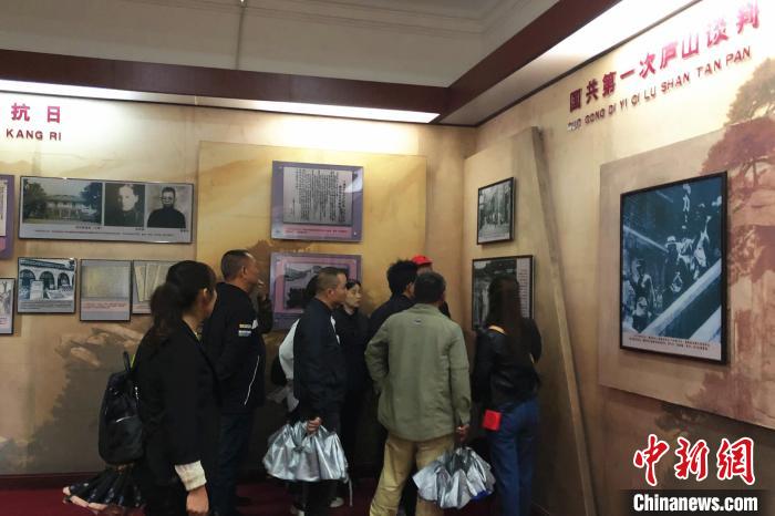 圖為游客在廬山抗戰(zhàn)博物館內(nèi)參觀?！蛆i泉 攝