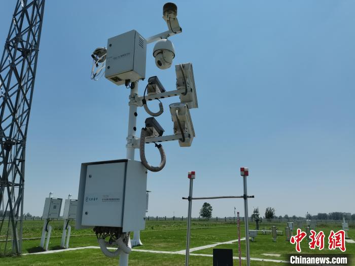 壽縣國家氣候觀象臺(tái)內(nèi)各種觀測(cè)設(shè)備?！侨?攝