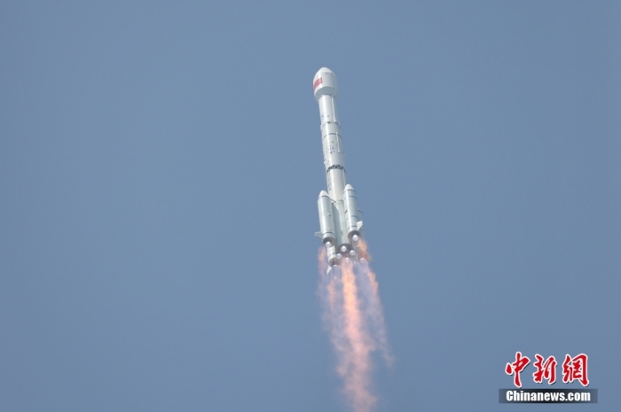 5月17日10時49分，我國在西昌衛(wèi)星發(fā)射中心用長征三號乙運載火箭，成功發(fā)射第五十六顆北斗導航衛(wèi)星。該衛(wèi)星屬地球靜止軌道衛(wèi)星，是我國北斗三號工程的首顆備份衛(wèi)星。入軌并完成在軌測試后，將接入北斗衛(wèi)星導航系統(tǒng)。此次發(fā)射是北斗三號工程高密度組網(wǎng)之后，時隔3年的首發(fā)任務。朱磊 攝