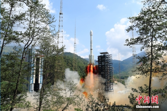 5月17日10時49分，我國在西昌衛(wèi)星發(fā)射中心用長征三號乙運載火箭，成功發(fā)射第五十六顆北斗導航衛(wèi)星。該衛(wèi)星屬地球靜止軌道衛(wèi)星，是我國北斗三號工程的首顆備份衛(wèi)星。入軌并完成在軌測試后，將接入北斗衛(wèi)星導航系統(tǒng)。此次發(fā)射是北斗三號工程高密度組網(wǎng)之后，時隔3年的首發(fā)任務。楊志遠 攝