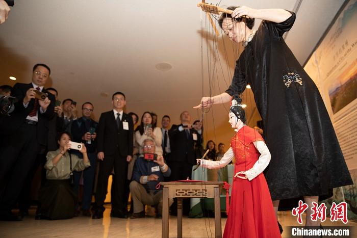 當(dāng)?shù)貢r(shí)間5月19日，中國(guó)常駐聯(lián)合國(guó)代表團(tuán)、中國(guó)文化和旅游部、泉州市人民政府在紐約聯(lián)合國(guó)總部聯(lián)合舉辦“茶和天下·雅集”主題展覽和招待會(huì)。圖為展覽表演泉州提線木偶寫書法。 <a target='_blank' href='/' _fcksavedurl='/'><p  align=