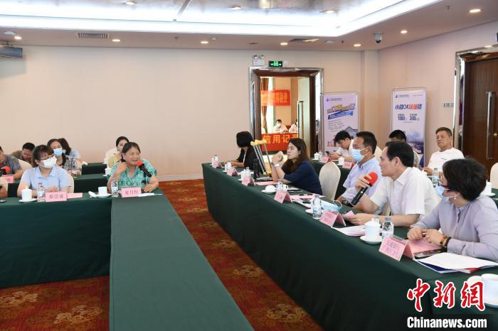 圖為中國(guó)銀行廣西分行代表在回應(yīng)桂林歸義生態(tài)農(nóng)業(yè)有限公司總經(jīng)理夏月紅的貸款需求。　蔣雪林 攝