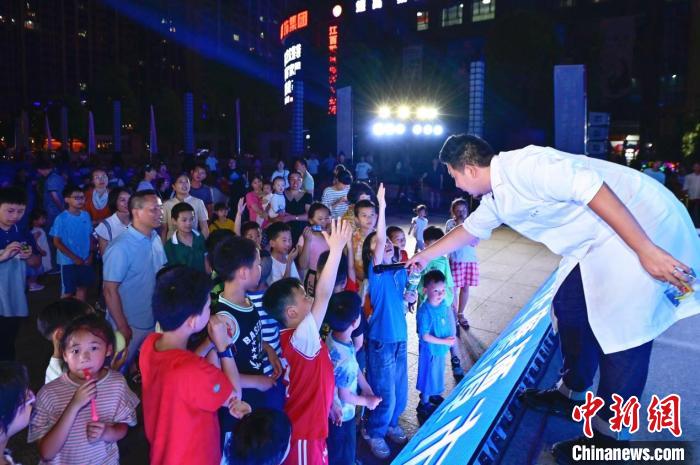 2023年鷹潭市“好奇心”科普節(jié)吸引了不少孩子踴躍參與。　主辦方 供圖