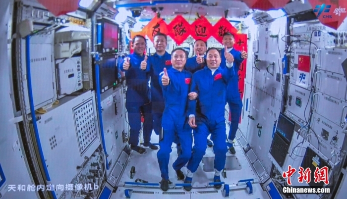 圖為神舟十五號航天員乘組與神舟十六號航天員乘組“全家?！?。中國載人航天工程辦公室 供圖