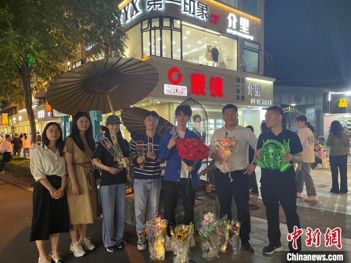 在東陽橫店，宣講團(tuán)導(dǎo)師、成員與橫店演員(右三)合影?！?東陽市融媒體中心 供圖