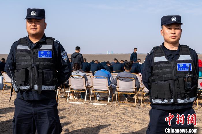 圖為承擔(dān)神舟十六號載人飛船安保任務(wù)的移民管理警察?！∨ｖ?攝