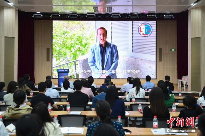 5月30日，<a target='_blank' href='/'>中新社</a>第二屆“東西問(wèn)智庫(kù)”主題論壇在北京舉行，多位中外專家圍繞“AI革命與文明進(jìn)化”展開(kāi)討論。圖為美國(guó)加州理工學(xué)院電氣工程和計(jì)算機(jī)科學(xué)教授、人工智能專家亞瑟·阿布-穆斯塔法通過(guò)視頻在論壇上作主旨演講。<a target='_blank' href='/'>中新社</a>記者 田雨昊 攝