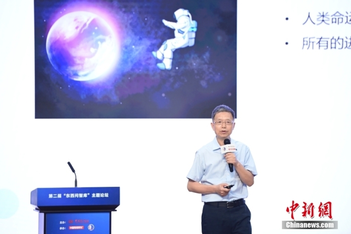 5月30日，<a target='_blank' href='/'>中新社</a>第二屆“東西問(wèn)智庫(kù)”主題論壇在北京舉行，多位中外專家圍繞“AI革命與文明進(jìn)化”展開(kāi)討論。圖為北京大學(xué)新聞與傳播學(xué)院教授胡泳在論壇上作主旨演講。<a target='_blank' href='/'>中新社</a>記者 田雨昊 攝