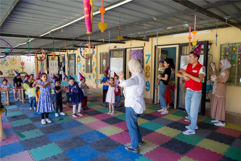 圖為中埃青年志愿者在埃及新開羅幼兒園開展“志愿服務(wù)伴成長(zhǎng)，中埃攜手慶六一”活動(dòng)。中建埃及分公司供圖
