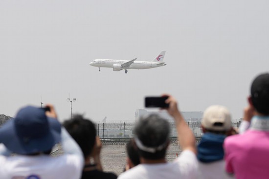5月28日，C919首個商業(yè)航班東航MU9191飛抵北京首都國際機場。新華社記者鞠煥宗攝