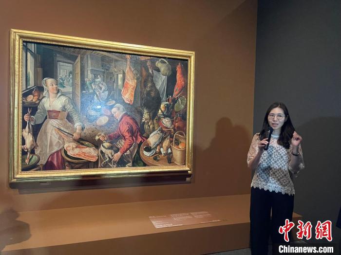 當(dāng)?shù)貢r(shí)間6月1日，韓國(guó)國(guó)立中央博物館講解員在向游客講解畫(huà)作?！∪f(wàn)佳欣 攝
