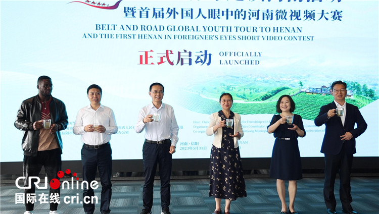 與會(huì)嘉賓共同舉杯啟動(dòng)活動(dòng)。賈親親 攝
