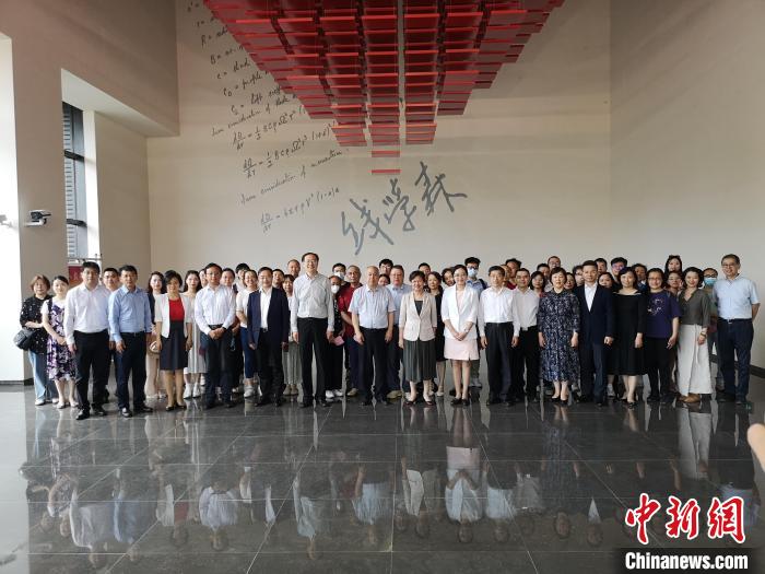 上海僑界人士參觀上海交通大學(xué)錢學(xué)森圖書館?！》队畋?攝