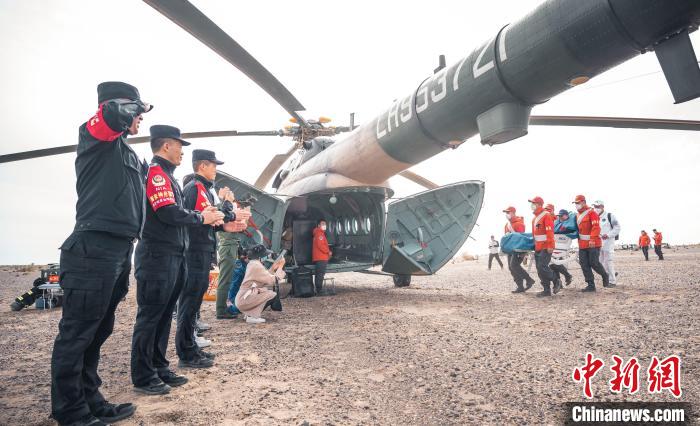 圖為阿拉善邊境管理支隊民警目送航天員登機(jī)離開。　曠靖 攝
