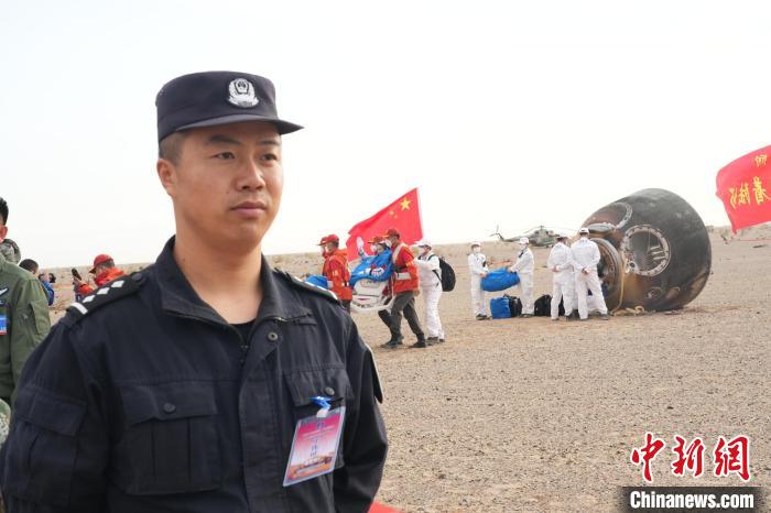 圖為阿拉善邊境管理支隊民警在著陸場開展安保工作?！埥?攝