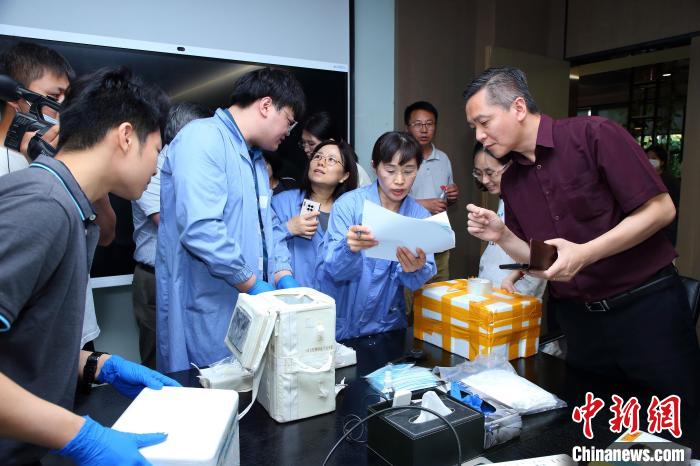 科研人員清點(diǎn)、查看隨神舟十五號(hào)返回地面的空間科學(xué)實(shí)驗(yàn)樣品。　中科院空間應(yīng)用中心 供圖