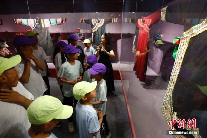 圖為藏族青少年們參觀民族博物館。<a target='_blank' href='/' _fcksavedurl='/'><p  align=