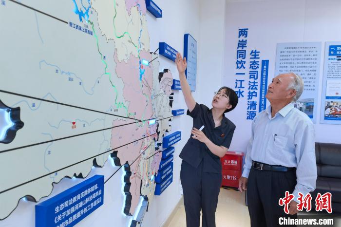 金門同胞參觀金門供水水源生態(tài)司法保護基地。　孫虹 攝