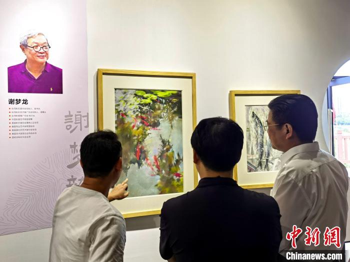 “求同存藝——海峽兩岸藝術(shù)家畫展”展出百余幅兩岸藝術(shù)家畫作。　付敬懿 攝