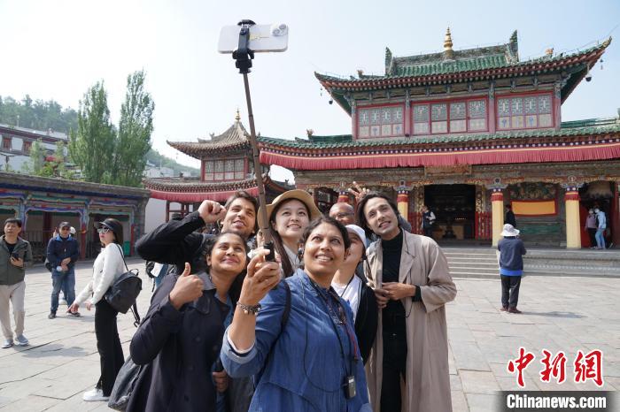 圖為外國(guó)記者在塔爾寺合影?！●R銘言 攝