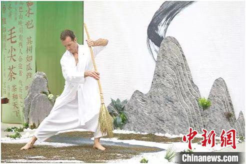 圖為《信陽毛尖·茶舞》沉浸式藝術(shù)表演?！⌒抨柺形麄鞑抗﹫D