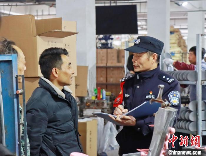 3月30日，大興派出所民警來(lái)到轄區(qū)中小企業(yè)，開(kāi)展“為民為企為項(xiàng)目”走訪活動(dòng)?！『戏示焦﹫D