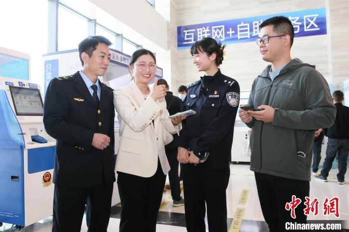 4月10日，安徽合肥，一家運(yùn)輸企業(yè)負(fù)責(zé)人在工作人員的指導(dǎo)下，使用小程序辦理車管業(yè)務(wù)?！『戏示焦﹫D