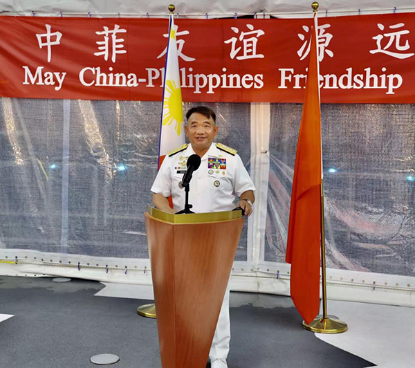 菲海軍司令阿達奇代表菲馬科斯總統(tǒng)歡迎“戚繼光”艦到訪。中國駐菲律賓大使館供圖
