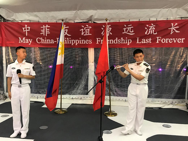 艦上官兵表演歌舞、民樂、武術等節(jié)目。中國駐菲律賓大使館供圖