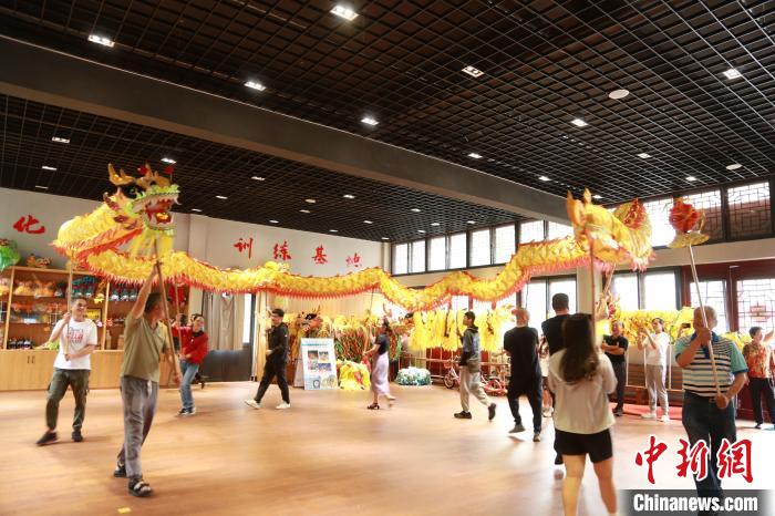 臺胞臺屬體驗舞龍?！≈芪的裙﹫D