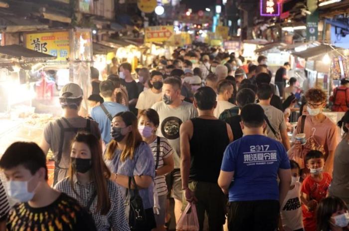 冰粉、雙皮奶、螺螄粉……臺網(wǎng)友發(fā)帖：臺灣街頭越來越多大陸小吃